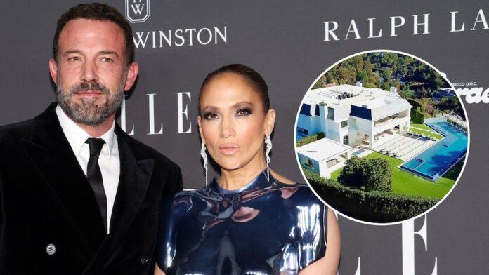 Jennifer Lopez and Ben Affleck spent the sale of their mansion in Beverly Hills.(REUTERS/MARIO ANZUONI)