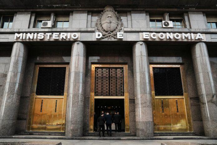 TheMinistryofEconomaachievearateofrefinancingof124%ofthematuritiesofdebtinpesos.REUTERS/Irina