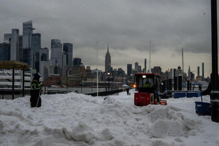 The Empire State Building and midtown Manhattan in New York are seen as workers remove snow.REUTERS/Eduardo Muñoz