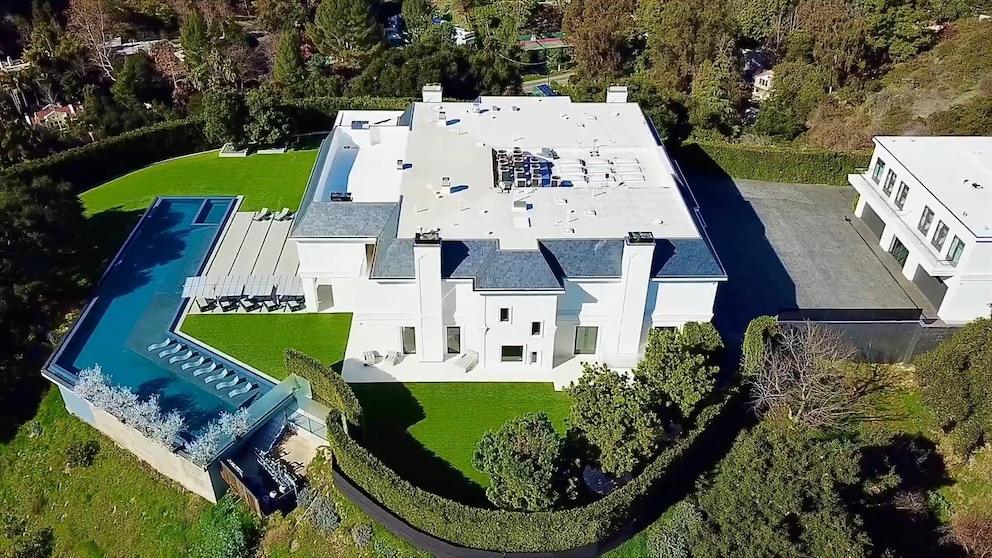 Jennifer Lopez and Ben Affleck once again take their $52 million Beverly Hills mansion off the market