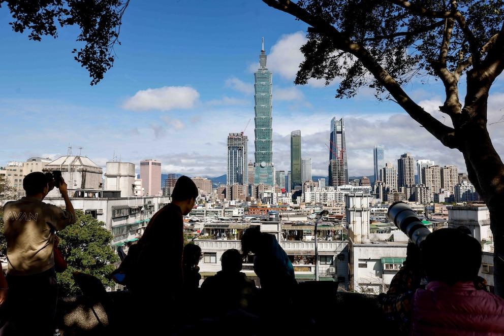 This was the moment when Alex Honnold conquered the top of Taipei 101