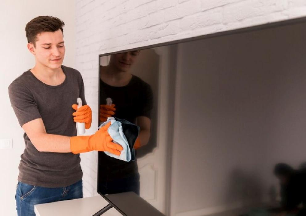 This is how you can clean a television screen without damaging it: common mistakes and what products to use