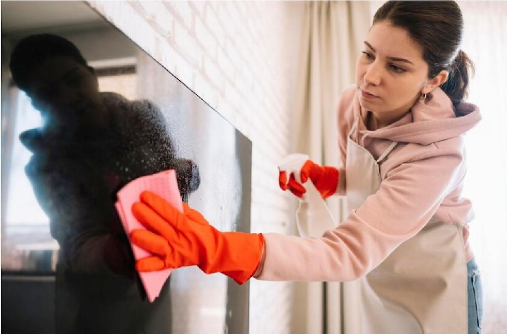 This is how you can clean a television screen without damaging it: common mistakes and what products to use