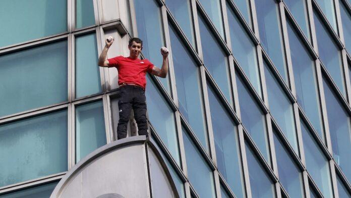 Alex Honnold climbed Taipei 101 alone, without ropes or protection, for an event broadcast worldwide on Netflix (REUTERS/Ann Wang)