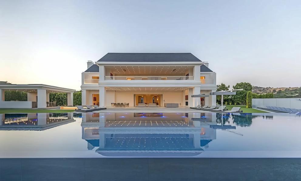 Jennifer Lopez and Ben Affleck once again take their $52 million Beverly Hills mansion off the market