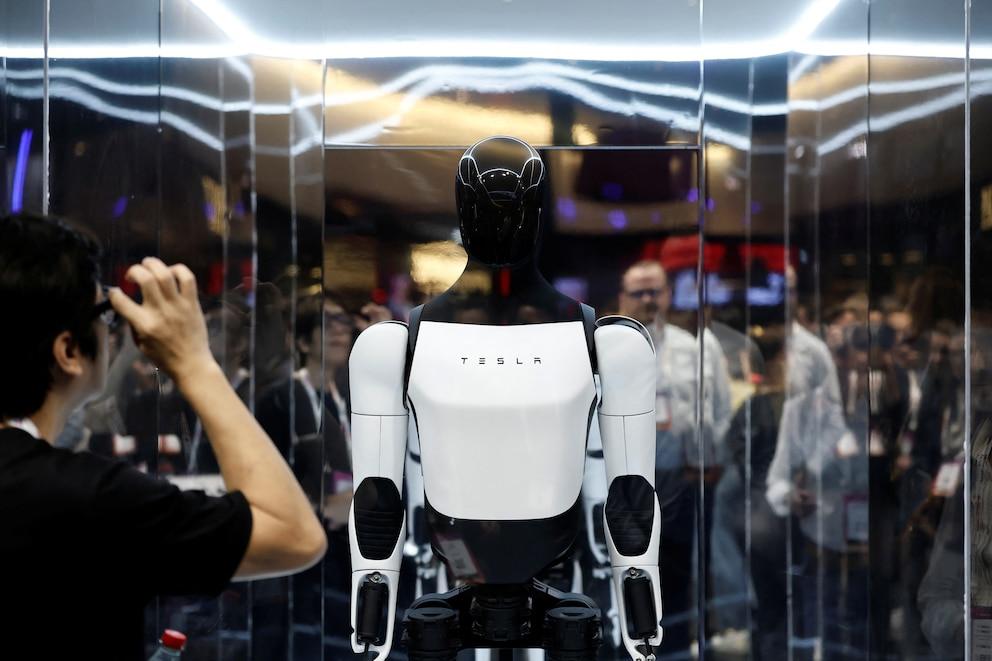 The end of asylums?Elon Musk assures that his robots with AI will be able to take care of the elderly