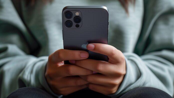 Apple's Find My feature allows you to remotely locate, lock, and wipe your iPhone after theft.(Illustrative Image Infobae)