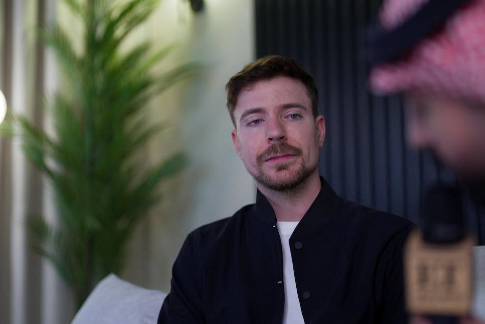 This is how Alex Honnold's ascent to Taipei 101 was seen from the Google offices on the 75th floor