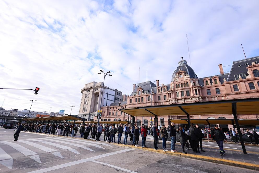 The meeting between the UTA and the companies failed: they will meet again on Friday to avoid a bus strike