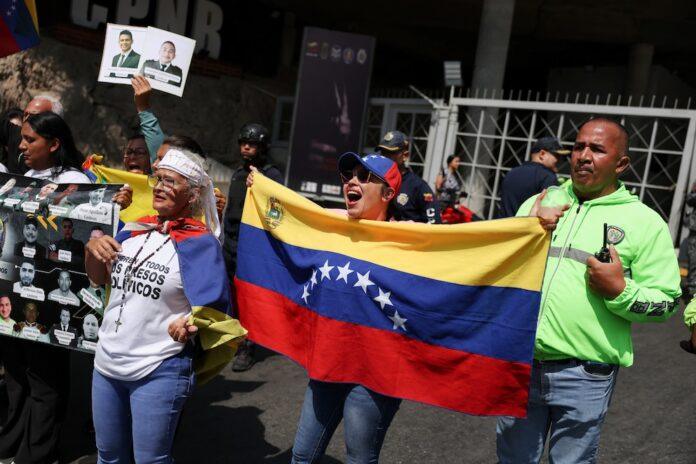 Relatives of political prisoners demanded the immediate release of their loved ones in front of El Helicoide (REUTERS/Leonardo Fernandez Viloria)