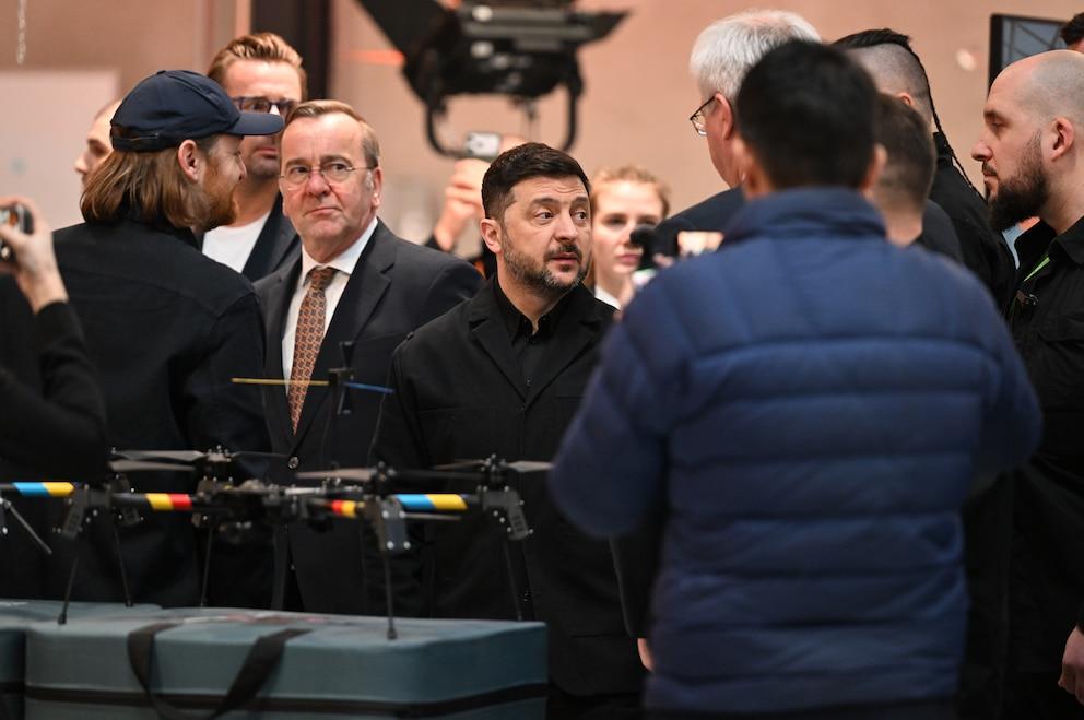 Volodimir Zelensky received the first Ukrainian drone produced in Germany in Munich
