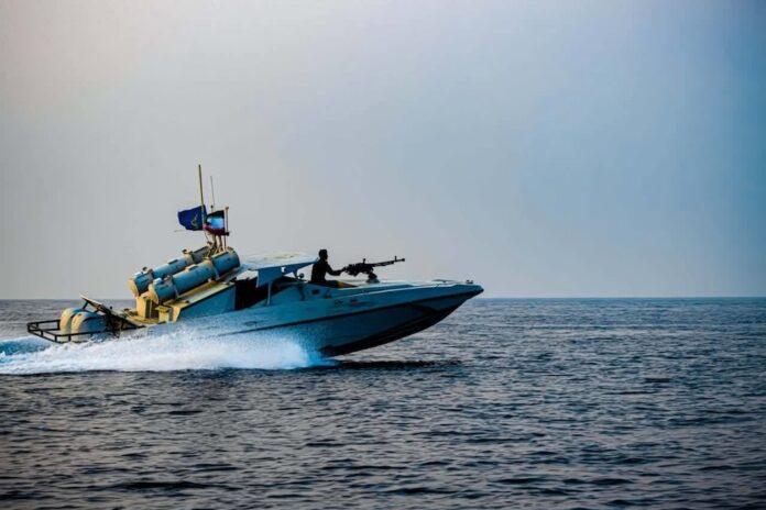 A fast attack boat of the Islamic Revolutionary Guard Corps participates in a military exercise off the southern coast of Iran, during naval maneuvers in the Strait of Hormuz (Europa Press/Sepahnews)