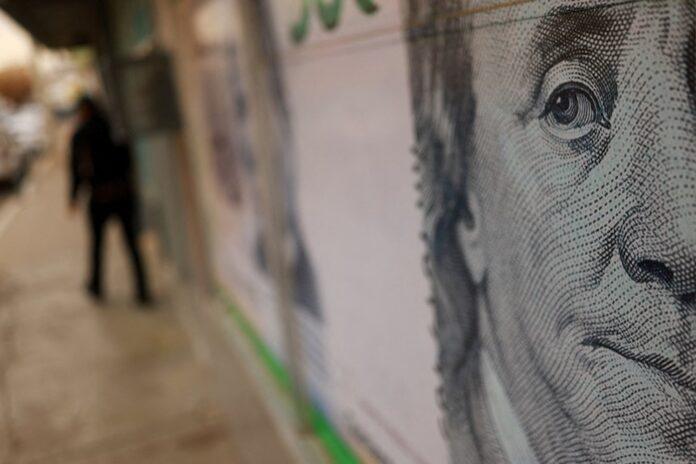 In Argentina the dollar trades stable while high inflation persists.