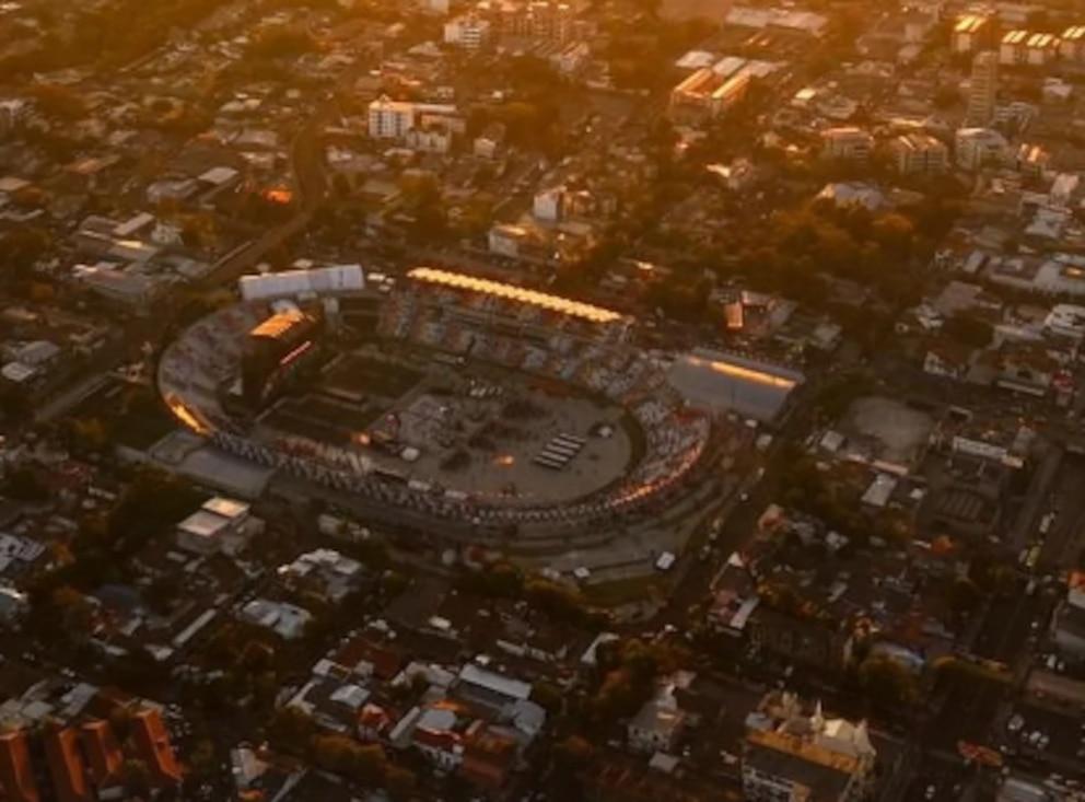 This is the imposing stage that welcomes Shakira at the Jorge “Mágico”González stadium