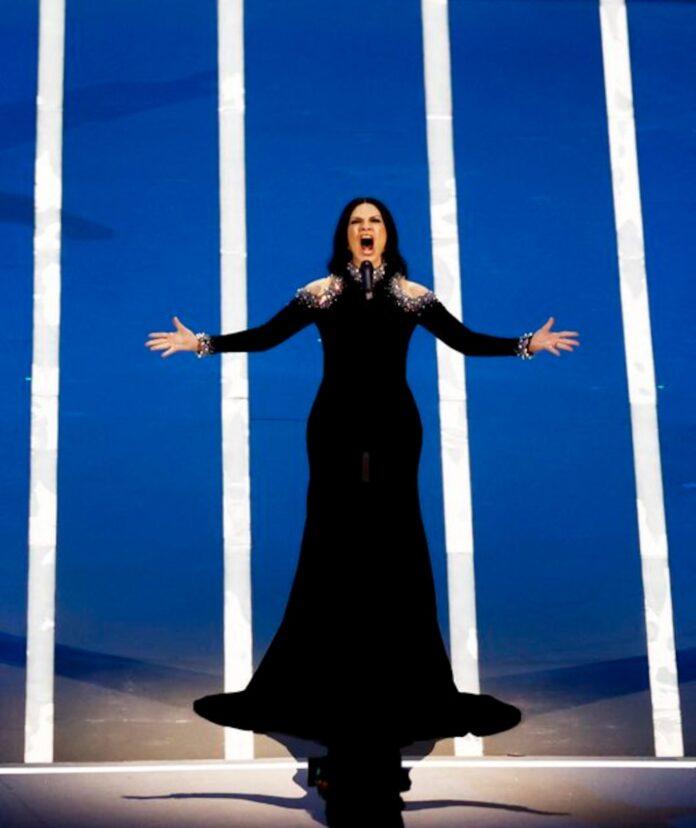 Pausini's presentation also caused a great impact for wearing a dress by the recently deceased designer Giorgio ArmaniREUTERS/Alessandro Garofalo