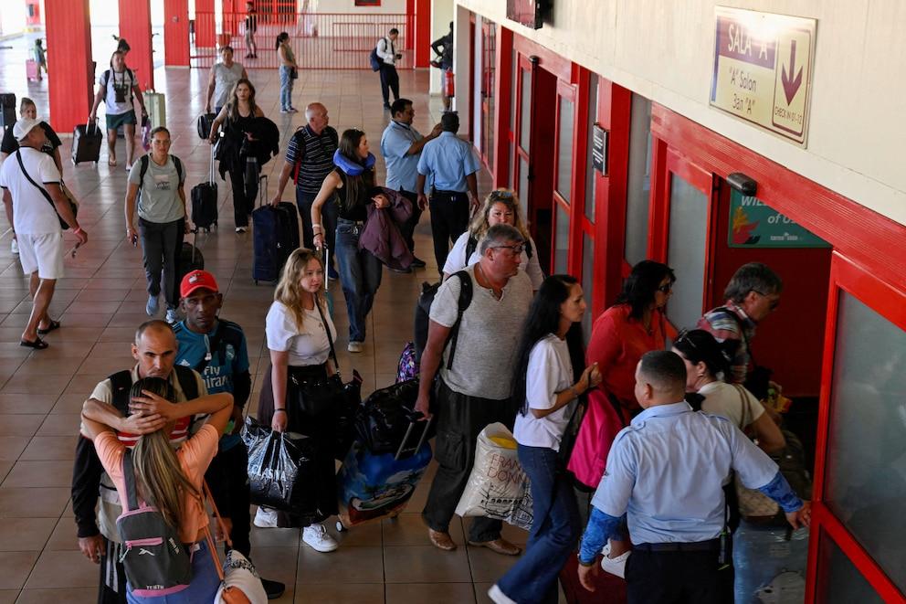 Tourists leave Cuba amid the fuel crisis that the island is going through: “The situation is critical, critical, critical”