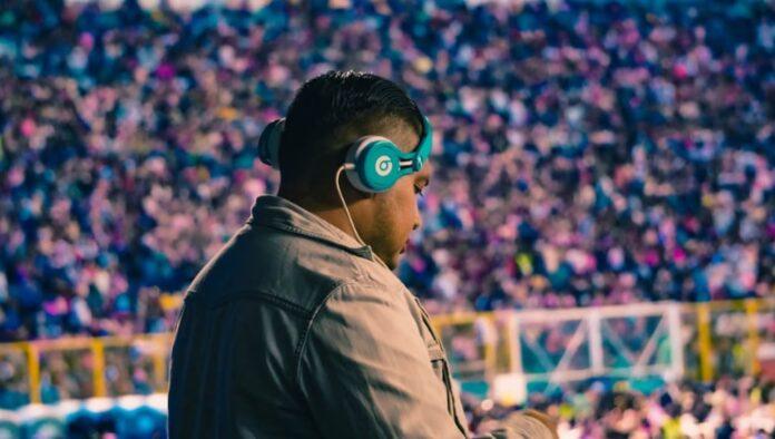 Mikhail López, Salvadoran DJ, during his presentation before thousands of attendees at the stadium (Photo courtesy of Mikhail Lopez Molina)