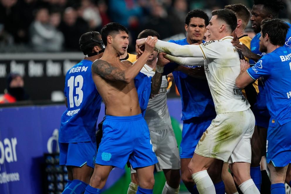 The violent fight involving a player from the Argentine national team: his rival tore his shirt and unleashed a scandal