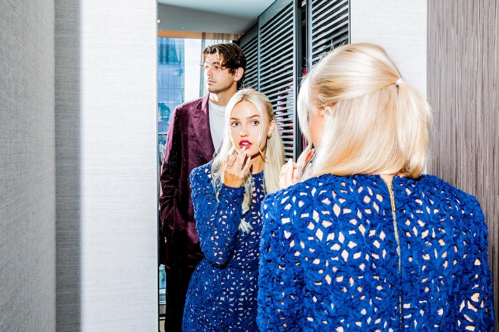 He on the court, she on the stands, “competing” to see who wins the most money: the couple that challenges the standards of tennis