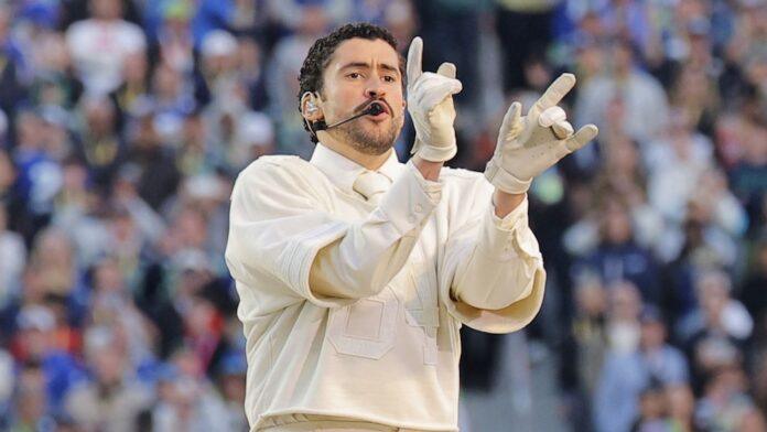 Bad Bunny breaks audience and social media records during his Super Bowl halftime performance (REUTERS/Mike Blake)