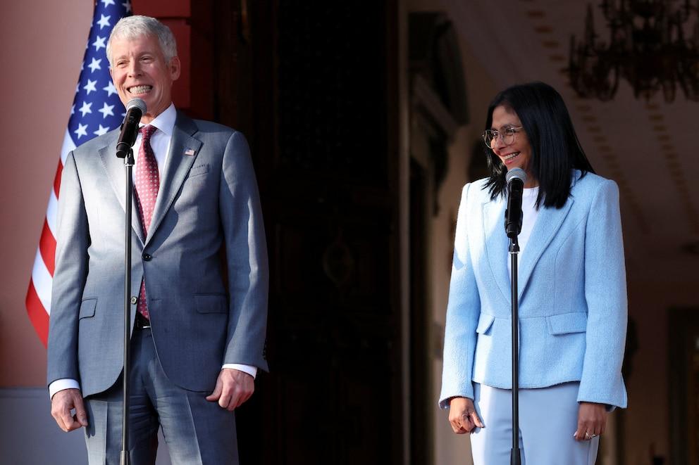 The Secretary of Energy of the United States visited an oil plant in Venezuela in the company of Delcy Rodríguez