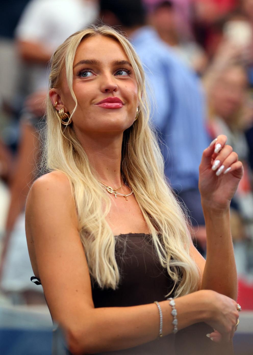 He on the court, she on the stands, “competing” to see who wins the most money: the couple that challenges the standards of tennis