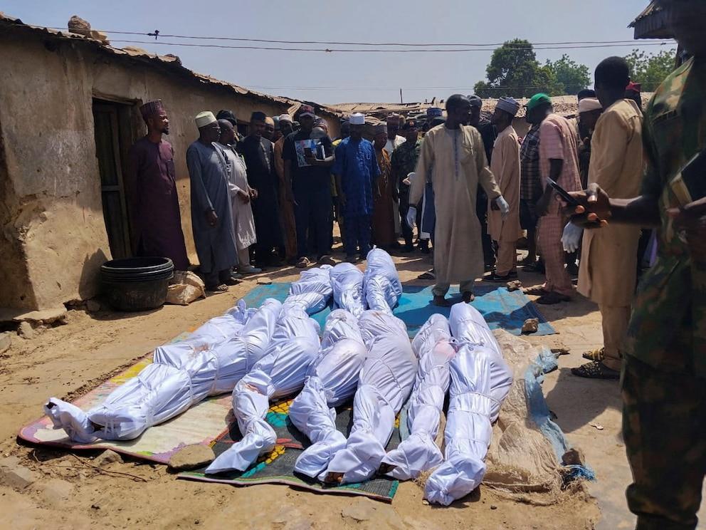Chilling jihadist massacre in Nigeria: they called a town to “pray” and killed 170 people