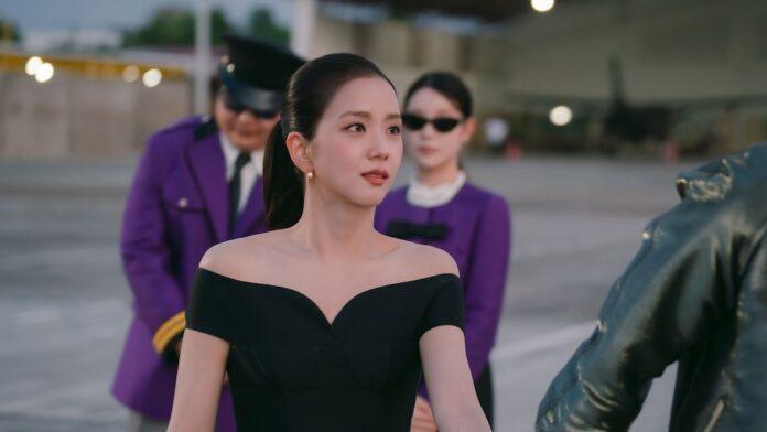 The series explores idealized love through a subscription-based virtual dating program, the central axis of its plot.(Credits: Netflix)