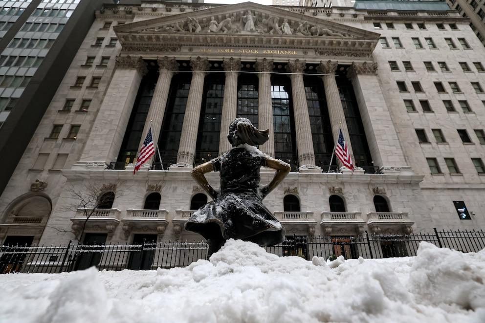 New York is experiencing a historic freeze and registers lower temperatures than in areas of Antarctica