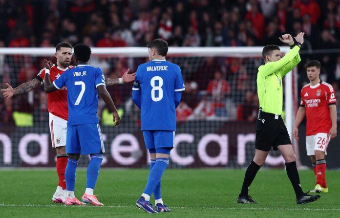 Vinícius Junior of Real Madrid and Nicolás Otamendi of Benfica argue, while referee Francois Letexier stops the match due to the Brazilian's complaint for an alleged racist insult by Prestianni (REUTERS/Rodrigo Antunes)