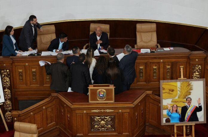 The head of the National Assembly of Venezuela, Jorge Rodríguez, addresses the public during the legislative session in which the amnesty bill for political prisoners was debated (REUTERS/Leonardo Fernández Viloria)