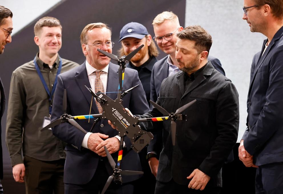 Volodimir Zelensky received the first Ukrainian drone produced in Germany in Munich