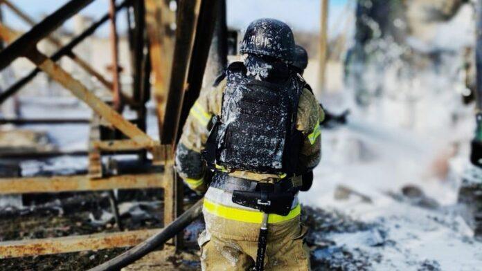 A firefighter in action after the Russian offensive on Dnipro (Credits: State Emergency Service of Ukraine)