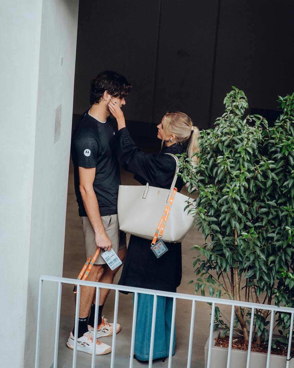He on the court, she on the stands, “competing” to see who wins the most money: the couple that challenges the standards of tennis