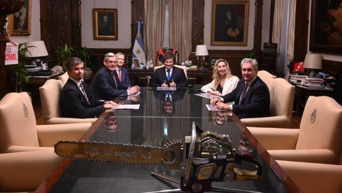President Javier Milei led a meeting this Tuesday at Casa Rosada with the CEO of the Vicuña mining company, Ron Hochstein, and the local director of the firm, José Morea