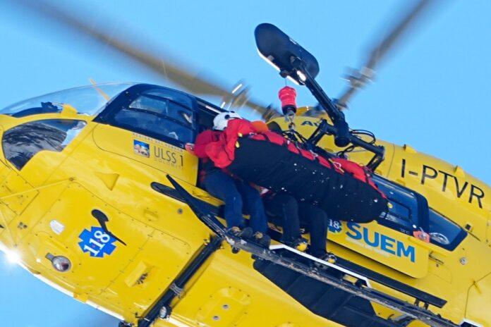 Lindsey Vonn was taken away by helicopter after her hard fall (Michael Kappeler/dpa)