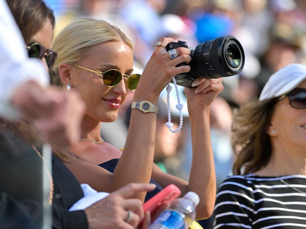 He on the court, she on the stands, “competing” to see who wins the most money: the couple that challenges the standards of tennis