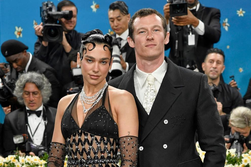 Dua Lipa and Callum Turner confront paparazzi on a tense Parisian night: “It's not okay”
