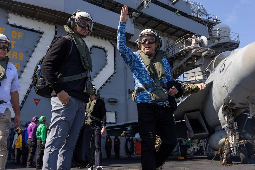 After the first round of negotiations with Iran, Steve Witkoff visited the aircraft carrier deployed by the US in the Middle East