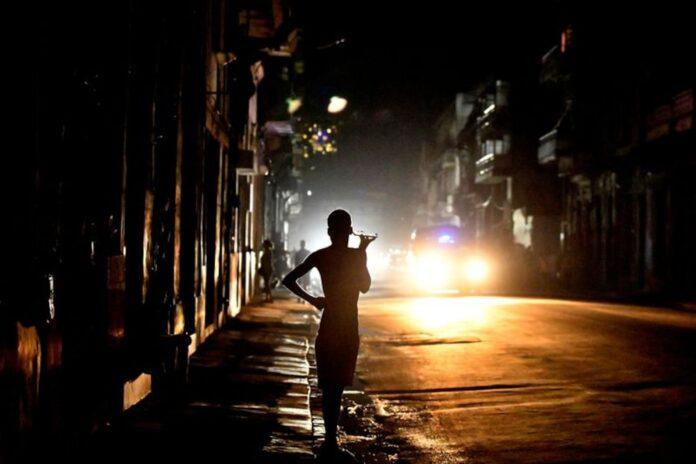 Residents of Havana remain on the street during a widespread blackout on the island (REUTERS/Norlys Perez/File)