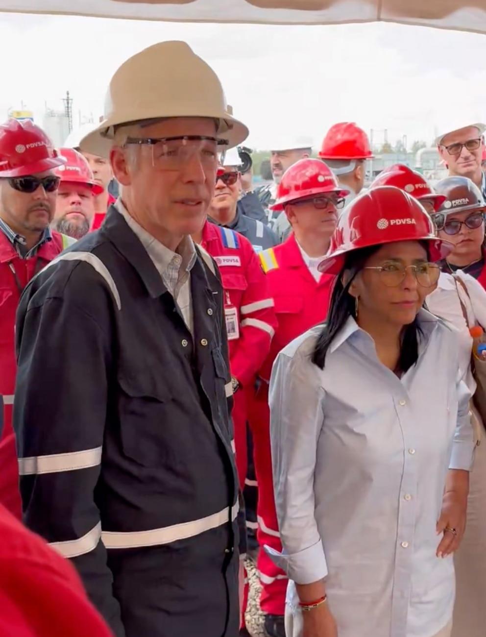 The Secretary of Energy of the United States visited an oil plant in Venezuela in the company of Delcy Rodríguez