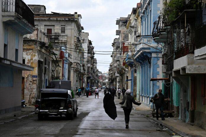 People walk the streets of Havana, as Cubans from all walks of life retreat into survival mode, dealing with seemingly endless blackouts and sky-high prices for food, fuel and transportation (REUTERS/Norlys Pérez)