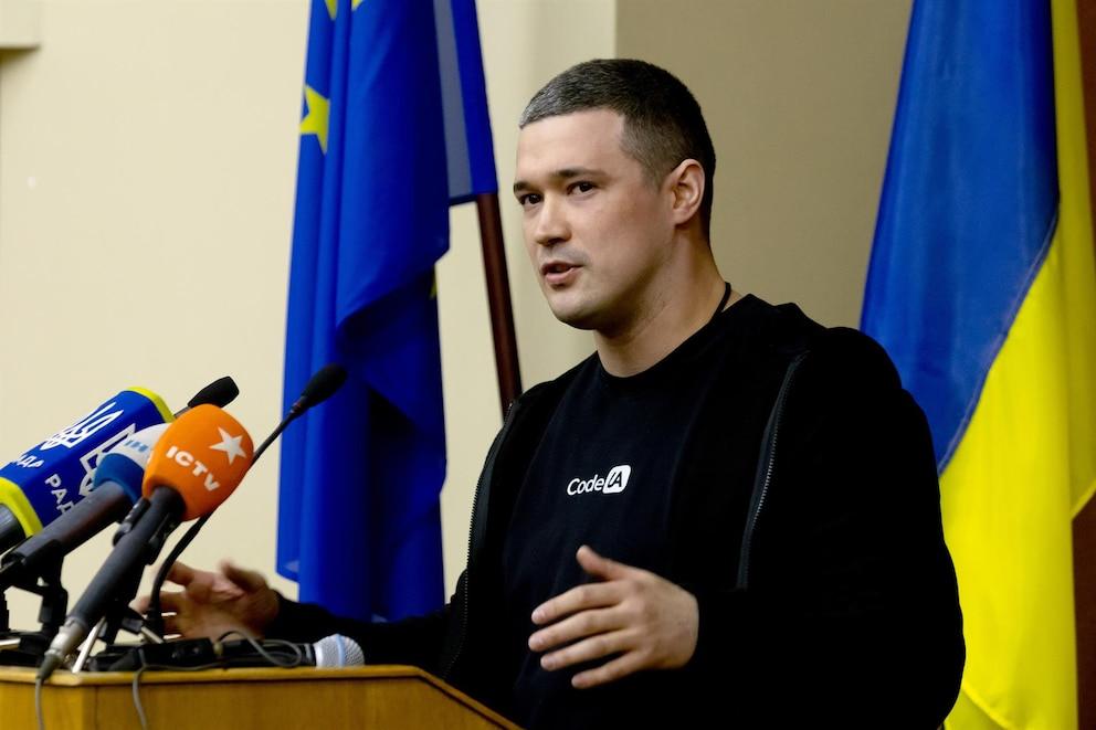 EU defense ministers meet to discuss new sources of funding and security guarantees for Ukraine